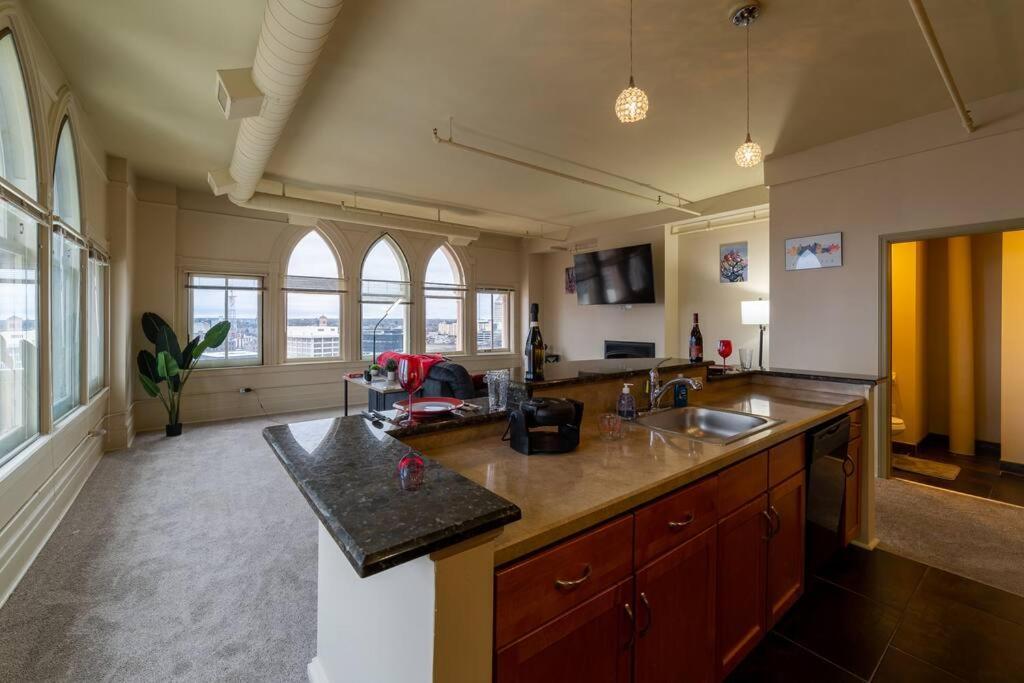 Appartamento King Bed W/ Panoramic Views Of Dt! Rochester Esterno foto